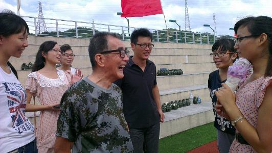 志愿服务队队员陪同皇甫恩洲老师在新田径场